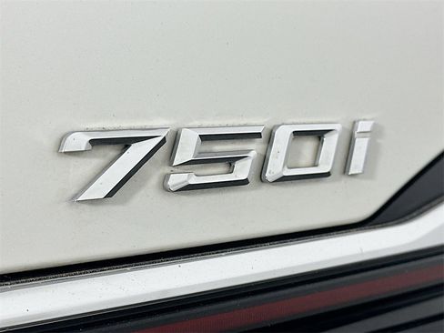 Used 2021 BMW 750i xDrive w/ Executive Package image 29