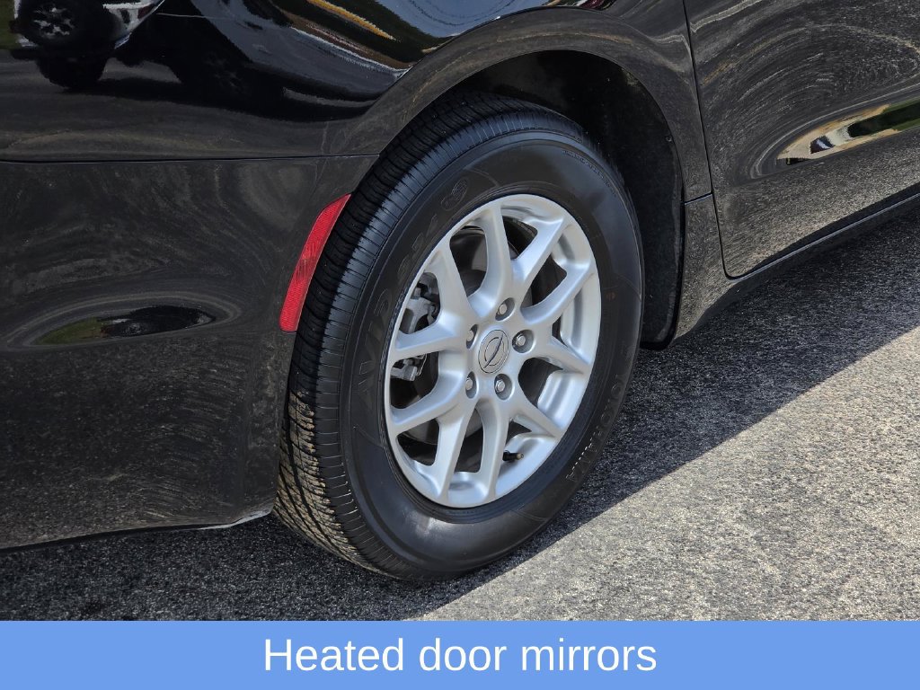 Used 2024 Chrysler Pacifica Touring-L FWD image 8