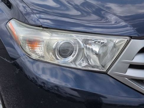 Used 2011 Toyota Highlander Limited w/ Tow Pkg FWD image 10