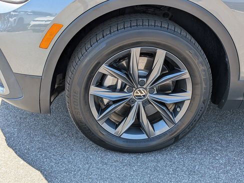 Used 2023 Volkswagen Tiguan SE w/ Panoramic Sunroof Package image 10
