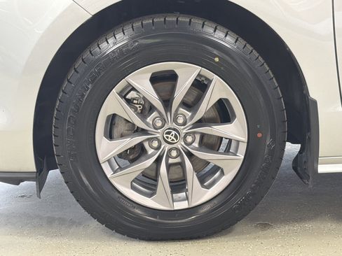 Used 2025 Toyota Sienna LE AWD/4WD image 44
