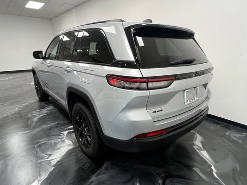 Used 2024 Jeep Grand Cherokee Altitude image 18