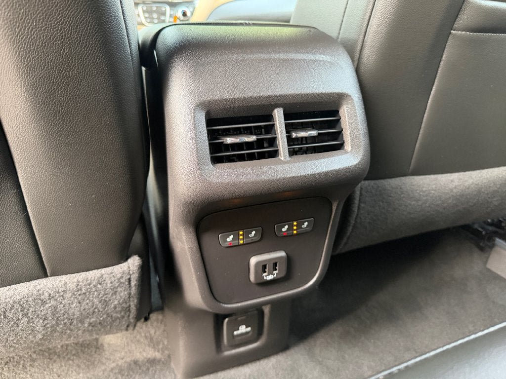 Used 2023 Chevrolet Equinox Premier AWD/4WD image 33
