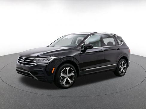 Used 2026 Volkswagen Tiguan SE AWD/4WD image 3