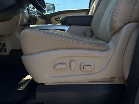 Used 2018 Nissan Titan SV w/ SV Convenience Package RWD image 12