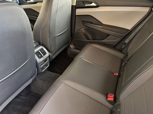 Used 2022 Volkswagen Taos SE image 12