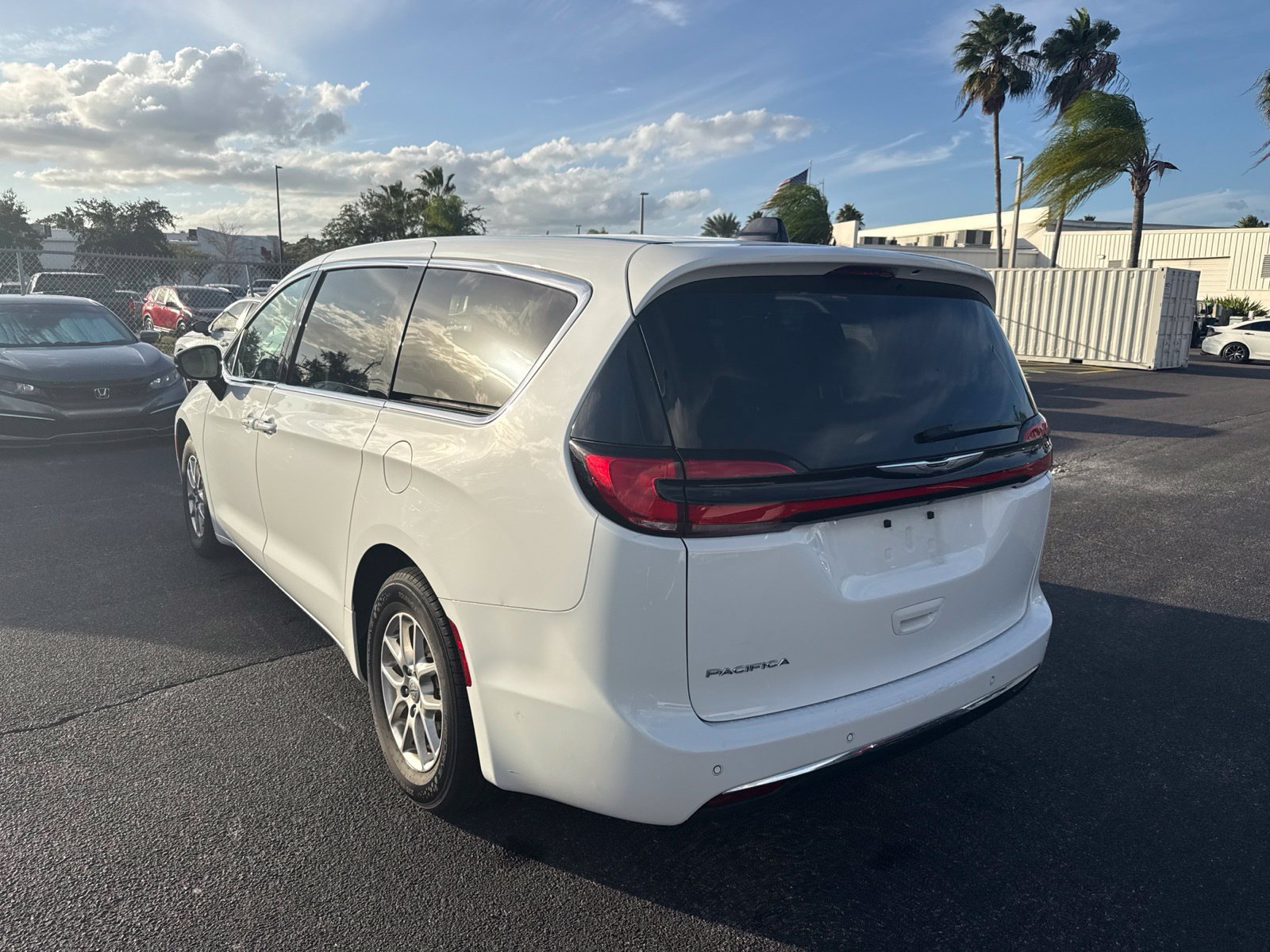 Used 2024 Chrysler Pacifica Touring-L FWD image 5