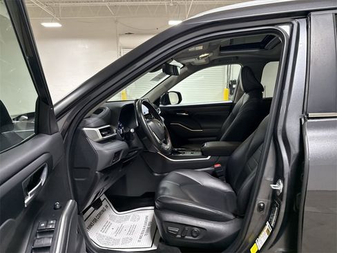Used 2024 Toyota Highlander XLE image 19