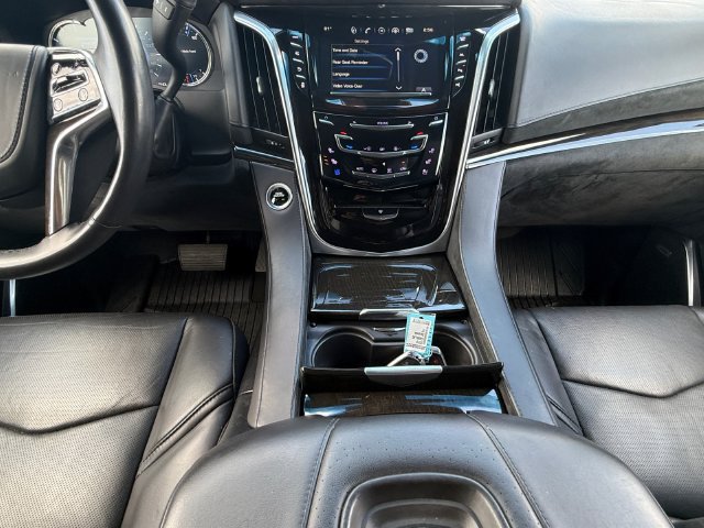 Used 2018 Cadillac Escalade Platinum AWD/4WD image 3
