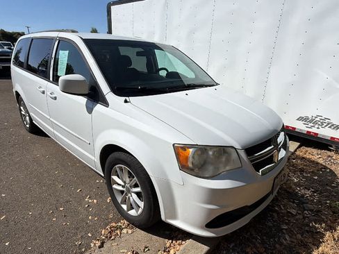 Used 2014 Dodge Grand Caravan SXT FWD image 3