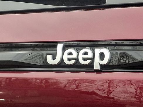 Used 2025 Jeep Grand Cherokee Limited AWD/4WD image 31