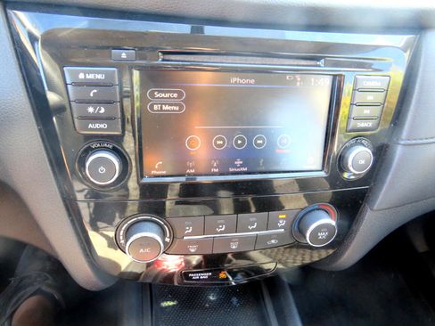 Used 2018 Nissan Rogue S image 23