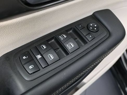 Used 2024 Chrysler Pacifica Touring-L FWD image 19