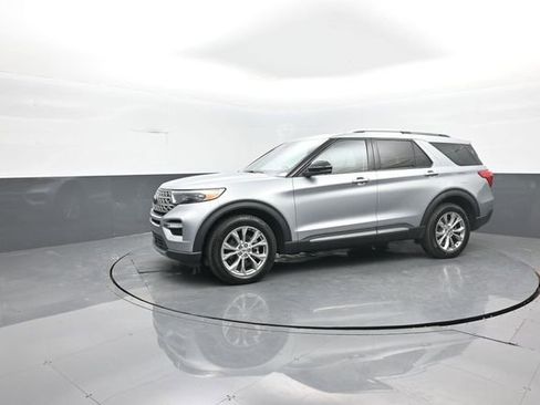 Certified 2023 Ford Explorer Limited w/ Limited Technology Package image 4