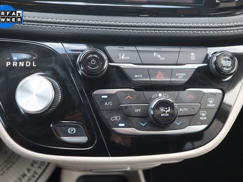 Used 2024 Chrysler Pacifica Select image 14