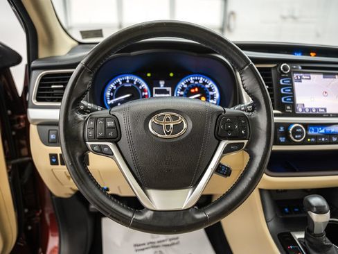 Used 2015 Toyota Highlander Limited w/ Driver Technology Package AWD/4WD image 31
