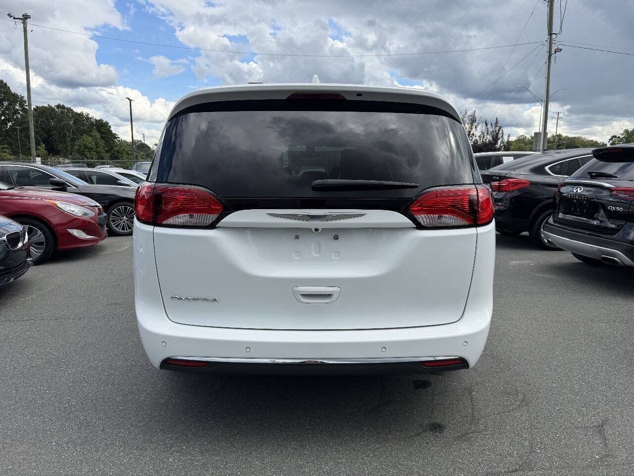 Used 2018 Chrysler Pacifica Touring-L FWD image 5