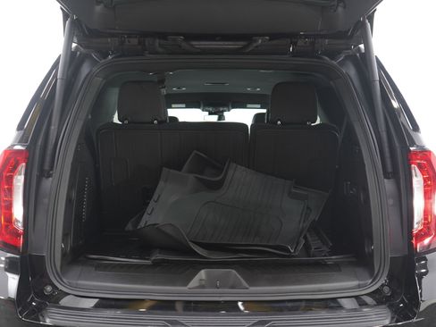Used 2024 GMC Yukon SLT w/ SLT Luxury Package image 18
