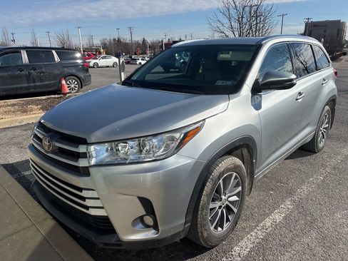 Used 2018 Toyota Highlander XLE w/ Carpet Mat Package (TMS) image 2