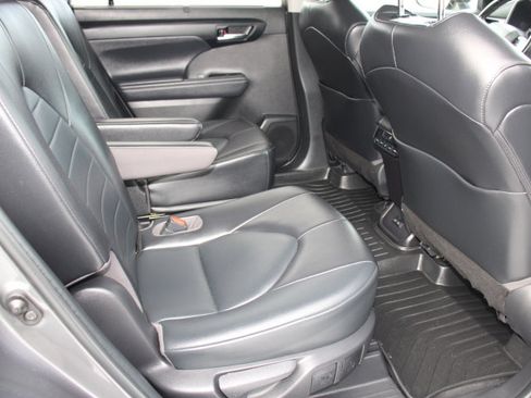 Used 2022 Toyota Highlander XLE image 19