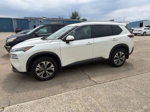 Used 2023 Nissan Rogue SV FWD image 2