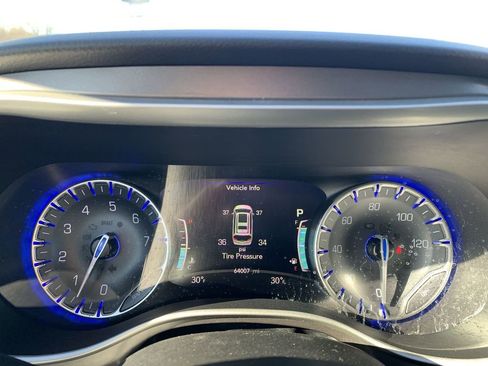 Used 2023 Chrysler Pacifica Touring-L image 10