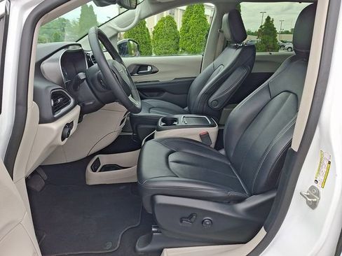 Certified 2024 Chrysler Pacifica Touring-L FWD image 15