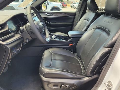 Used 2022 Jeep Grand Cherokee Overland w/ MOPAR Finishing Package AWD/4WD image 15