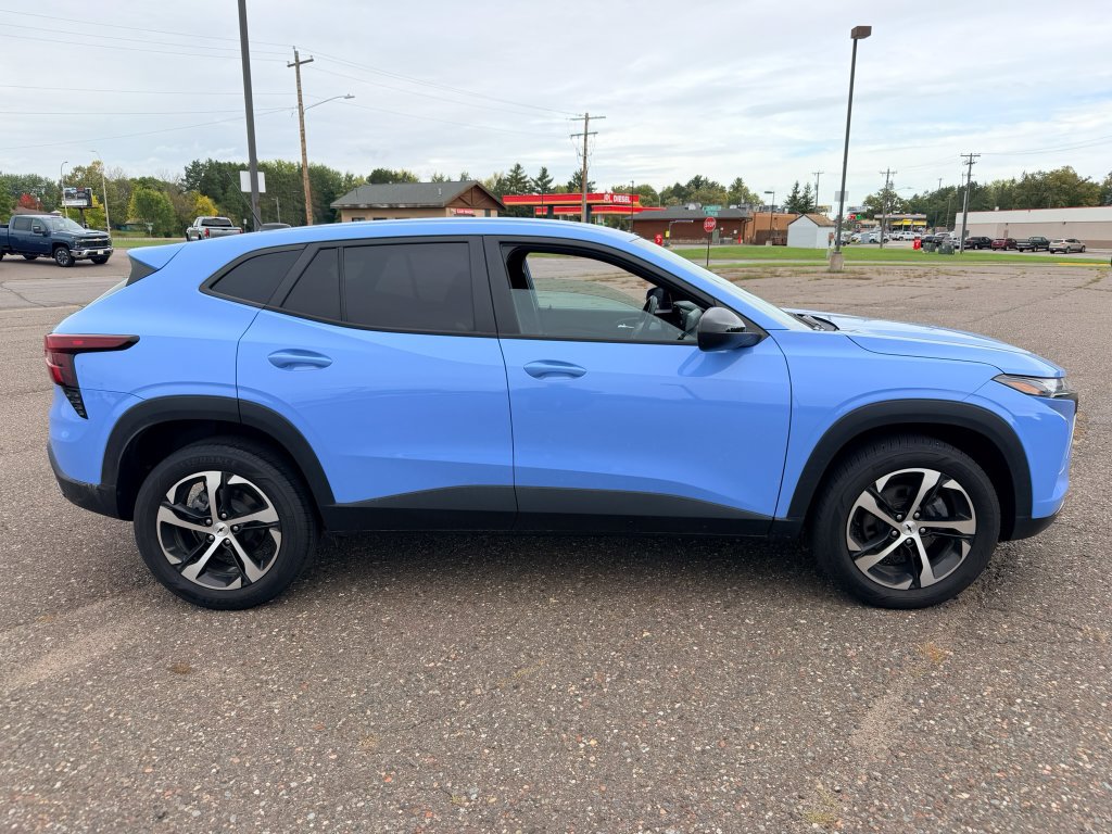 Used 2024 Chevrolet Trax RS w/ Driver Confidence Package FWD image 2