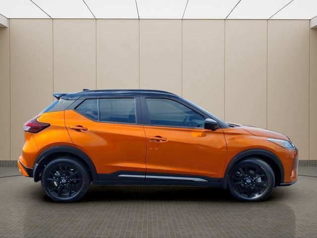 Used 2023 Nissan Kicks SR w/ SR Premium Package FWD image 7