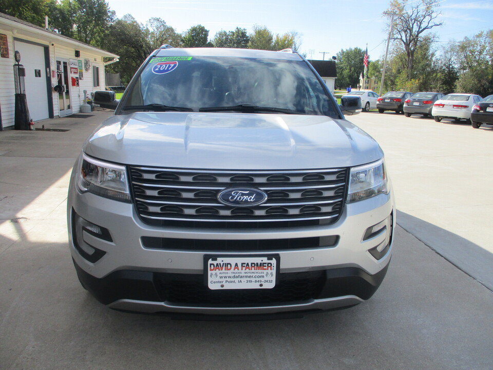 Used 2017 Ford Explorer XLT w/ Equipment Group 202A FWD image 3