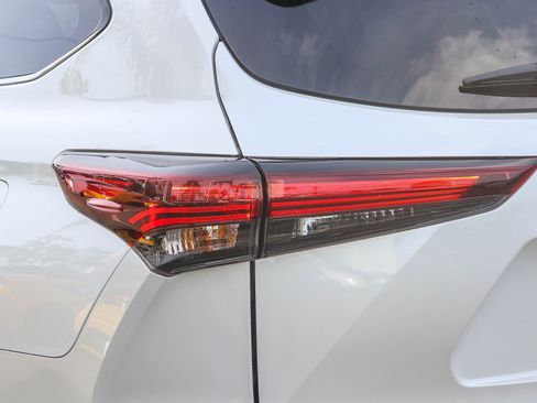 New 2026 Toyota Highlander Platinum image 10