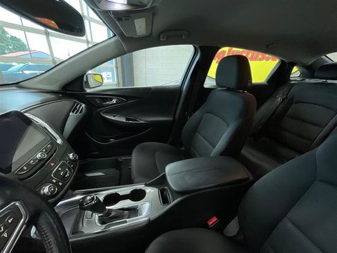 Used 2017 Chevrolet Malibu LT FWD image 12