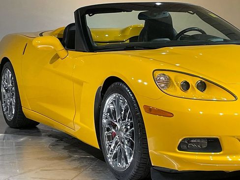 Used 2005 Chevrolet Corvette Convertible w/ Preferred Equipment Group RWD image 17