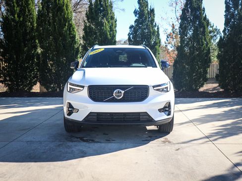 Used 2025 Volvo XC40 B5 Plus image 3