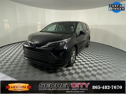 Used 2024 Toyota Sienna LE image 3