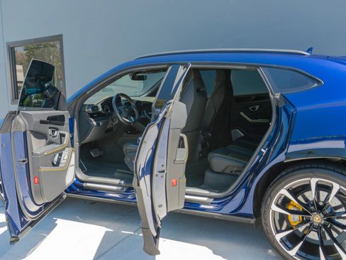 Used 2021 Lamborghini Urus AWD/4WD image 46