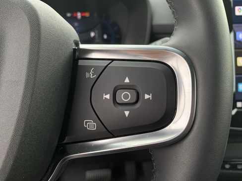 Used 2025 Volvo XC40 B5 Plus image 20