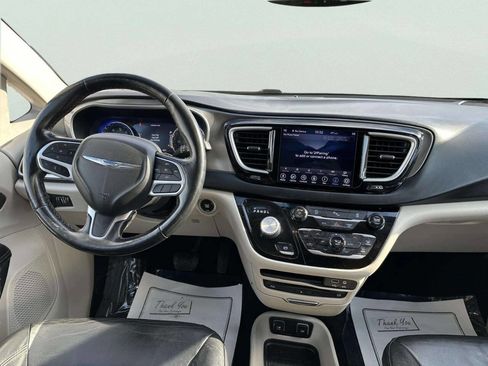 Used 2020 Chrysler Pacifica Touring-L Plus image 18