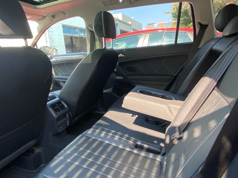 Used 2022 Volkswagen Tiguan SE w/ Panoramic Sunroof Package AWD/4WD image 16