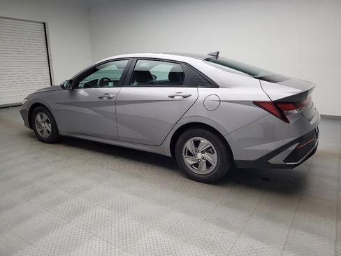 Used 2025 Hyundai Elantra SE w/ Cargo Package FWD image 3