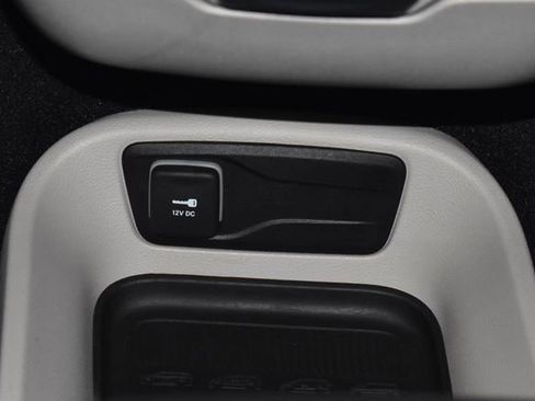 Certified 2024 Chrysler Pacifica Touring-L image 21