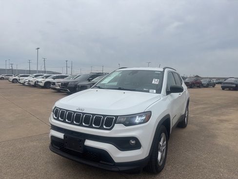 Used 2023 Jeep Compass Latitude image 5