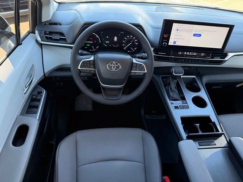 Used 2026 Toyota Sienna XLE FWD image 25