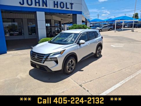 Used 2025 Nissan Rogue SV FWD image 2