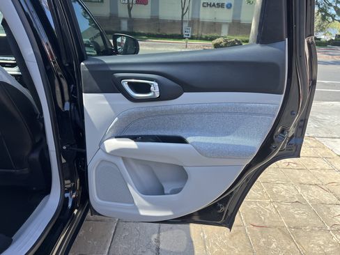 Used 2022 Jeep Compass Latitude image 32