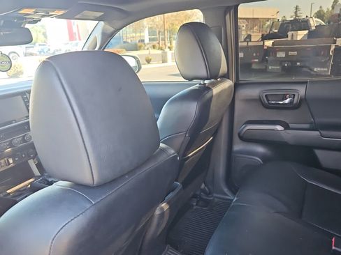 Used 2022 Toyota Tacoma TRD Off-Road w/ TRD Premium Off Road Package image 11