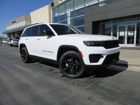Used 2023 Jeep Grand Cherokee Altitude AWD/4WD image 13