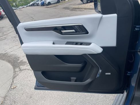 New 2025 Chevrolet Suburban Premier image 40