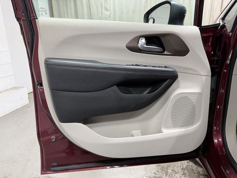 Used 2018 Chrysler Pacifica L image 8